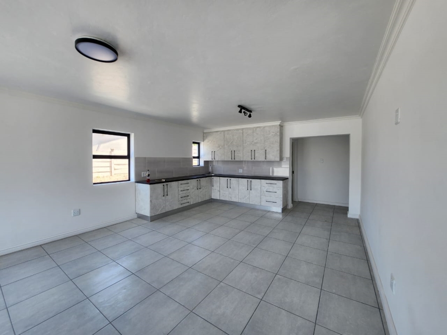 To Let 5 Bedroom Property for Rent in Wavecrest Eastern Cape